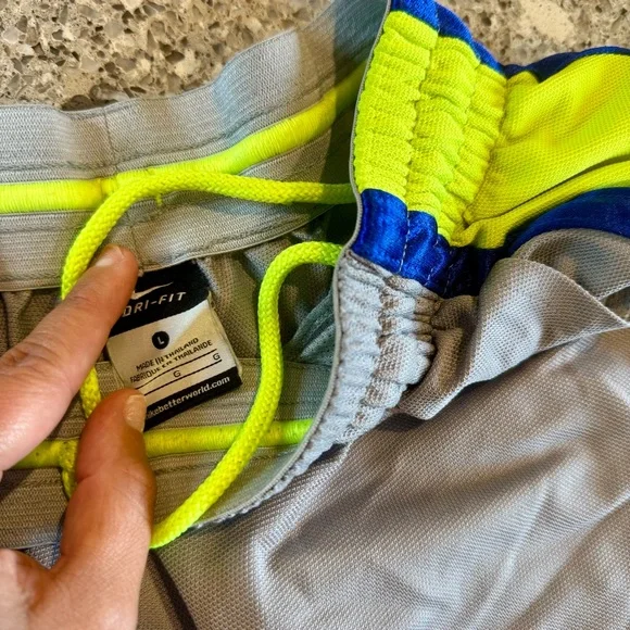 Nike l Men’s Shorts l Size Large - Picture 3 of 8